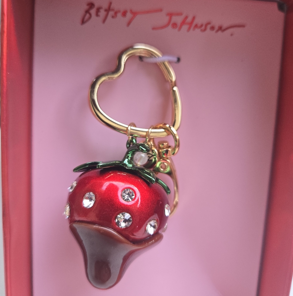 ⛔️SOLD⛔️Betsey Johnson Strawberry And Chocolate Bag Charm Keychain NIB - Picture 2 of 4